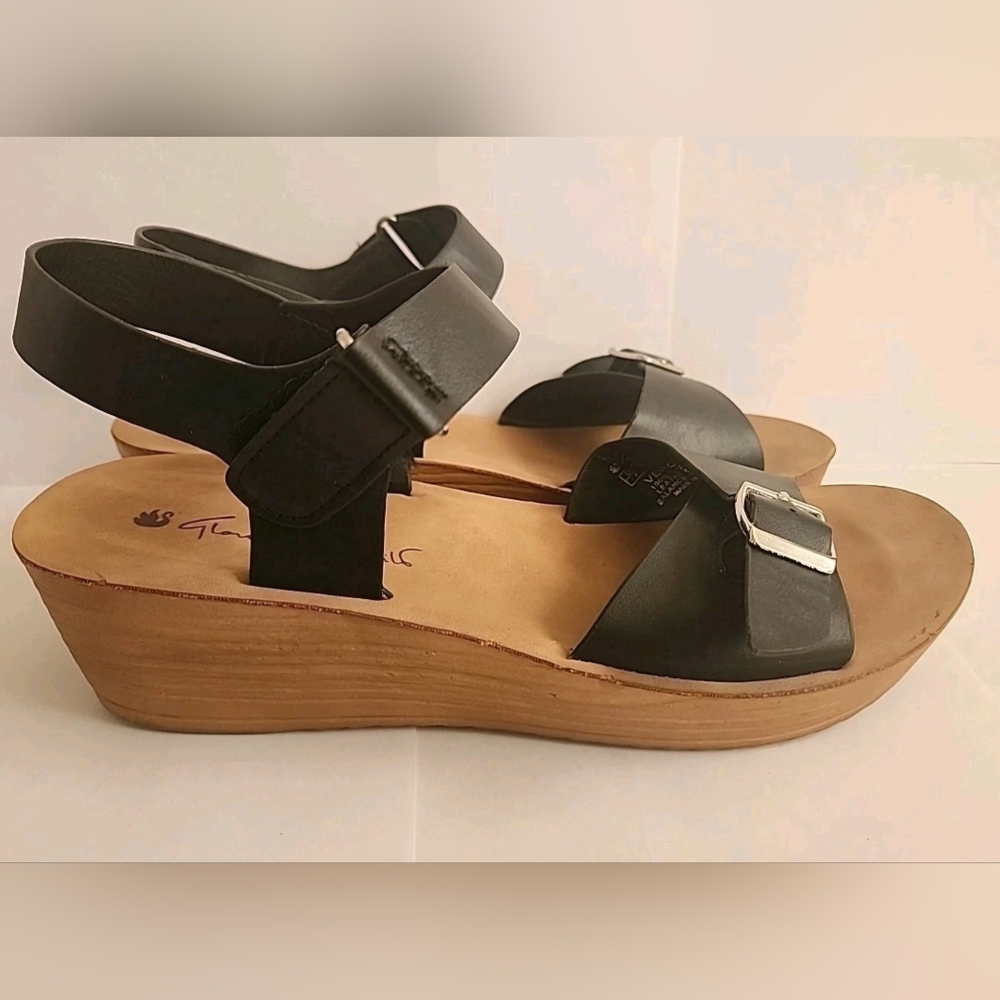 Gloria Vanderbilt Black and Brown Sandals with Adjustable Straps